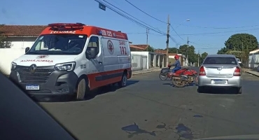 Patos de Minas - Carro avança parada obrigatória e é atingido por motociclista Patos de Minas - Carro avança parada obrigatória e é atingido por motociclista