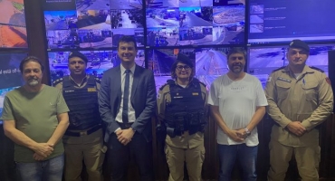 Carmo do Paranaíba – Autoridades da segurança visitam a 90ª Cia de Polícia Militar e conhecem sistema “Olho Vivo” Carmo do Paranaíba – Autoridades da segurança visitam a 90ª Cia de Polícia Militar e conhecem sistema “Olho Vivo”