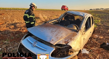 Motorista sofre graves ferimentos durante capotamento de veículo na MG-410, em Presidente Olegário Motorista sofre graves ferimentos durante capotamento de veículo na MG-410, em Presidente Olegário