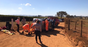 Acidente na região de Mata-Burros na zona rural de Patos de Minas deixa várias pessoas feridas Acidente na região de Mata-Burros na zona rural de Patos de Minas deixa várias pessoas feridas