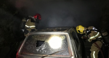 Incêndio em veículo dentro de garagem de residência em Patos de Minas mobiliza o Corpo de Bombeiros Incêndio em veículo dentro de garagem de residência em Patos de Minas mobiliza o Corpo de Bombeiros