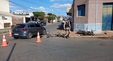 Patos de Minas - Veículo avança parada obrigatória e colide com motociclista Patos de Minas - Veículo avança parada obrigatória e colide com motociclista