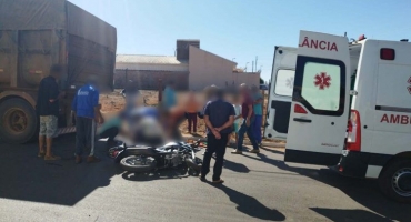 Motociclista que empinava roda dianteira colide em traseira de carreta estacionada e fica gravemente ferido; veja o vídeo Motociclista que empinava roda dianteira colide em traseira de carreta estacionada e fica gravemente ferido; veja o vídeo