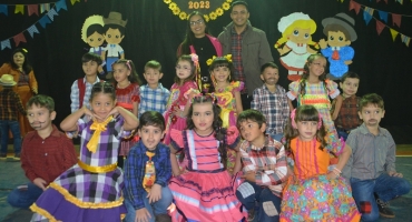 Escola Municipal André Luiz de Carvalho Coelho realiza Festa Junina com várias apresentações 