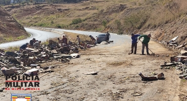 Caminhão carregado com mangas tomba na BR-146 em Serra do Salitre Caminhão carregado com mangas tomba na BR-146 em Serra do Salitre