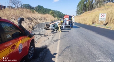Mulher grávida fica ferida após capotamento de veículo na “Curva da Morte” da BR-365 Mulher grávida fica ferida após capotamento de veículo na “Curva da Morte” da BR-365