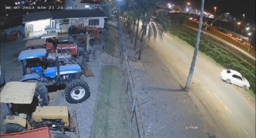 Carro desgovernado cair dentro do Córrego do Monjolo em Patos de Minas; veja vídeo Carro desgovernado cair dentro do Córrego do Monjolo em Patos de Minas; veja vídeo