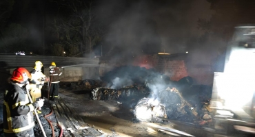 Corpo de Bombeiros de Patos de Minas combate incêndio em empresa de reciclagem Corpo de Bombeiros de Patos de Minas combate incêndio em empresa de reciclagem