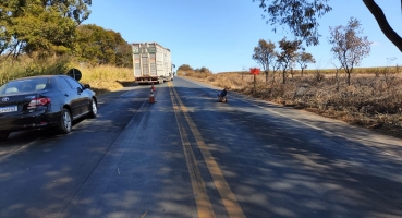 Polícia Rodoviária Federal de Patos de Minas encontra rapaz em surto psicótico deitado na BR-365 Polícia Rodoviária Federal de Patos de Minas encontra rapaz em surto psicótico deitado na BR-365