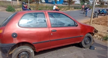 Motorista perde controle direcional após automóvel apresentar problemas no sistema de freios e bate carro em motocicletas Motorista perde controle direcional após automóvel apresentar problemas no sistema de freios e bate carro em motocicletas