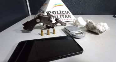Patos de Minas - Rapaz é preso com arma e drogas no bairro São José Operário Patos de Minas - Rapaz é preso com arma e drogas no bairro São José Operário
