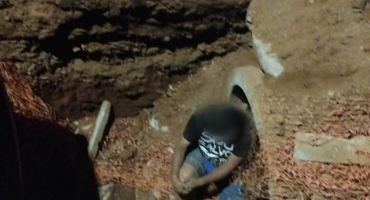 Corpo de Bombeiros e SAMU socorrem homem que caiu com moto em buraco na rua São Geraldo, em Patos de Minas Corpo de Bombeiros e SAMU socorrem homem que caiu com moto em buraco na rua São Geraldo, em Patos de Minas
