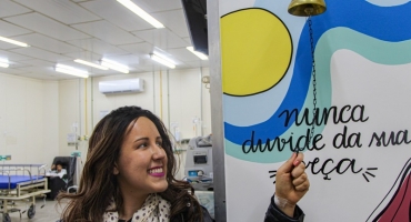 Jovem de 27 anos diagnosticada com câncer de mama conclui quimioterapia e toca Jovem de 27 anos diagnosticada com câncer de mama conclui quimioterapia e toca