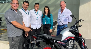 Empresa cooperada do Sicoob Credipatos é premiada com uma Moto Honda 0km