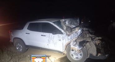 Caminhonete atinge traseira de caminhão na MG-410; em Presidente Olegário Caminhonete atinge traseira de caminhão na MG-410; em Presidente Olegário