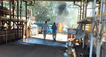 Caminhão pega fogo em pátio de fábrica na cidade de Patos de Minas Caminhão pega fogo em pátio de fábrica na cidade de Patos de Minas