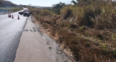 Veículo sofre capotamento na BR-365 e deixa criança de 5 anos gravemente ferida Veículo sofre capotamento na BR-365 e deixa criança de 5 anos gravemente ferida