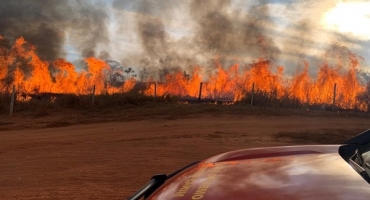 Corpo de Bombeiros combate incêndio próximo do Ribeirão da Cota Corpo de Bombeiros combate incêndio próximo do Ribeirão da Cota