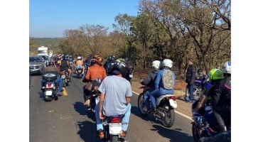 Romaria - Pelegrino que supostamente andava no meio da pista causa acidente na MG-190 Romaria - Pelegrino que supostamente andava no meio da pista causa acidente na MG-190