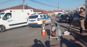 Mulher que empurrava carrinho com bebê é morta com tiro no rosto no centro de Presidente Olegário Mulher que empurrava carrinho com bebê é morta com tiro no rosto no centro de Presidente Olegário