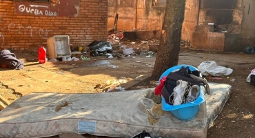 Prefeitura de Patos de Minas realiza limpeza de imóvel que foi invadido por usuários de drogas Prefeitura de Patos de Minas realiza limpeza de imóvel que foi invadido por usuários de drogas