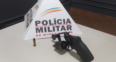 Carmo do Paranaíba – Após ameaças, Polícia Militar apreende arma de fogo e encaminha suspeito para a delegacia Carmo do Paranaíba – Após ameaças, Polícia Militar apreende arma de fogo e encaminha suspeito para a delegacia