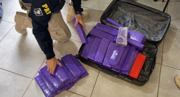 Polícia Rodoviária Federal de Patos de Minas apreende 40 quilos de maconha na BR-365 Polícia Rodoviária Federal de Patos de Minas apreende 40 quilos de maconha na BR-365