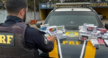 Patos de Minas - PRF apreende 32 aparelhos celulares sem nota fiscal em ônibus que seguia para o estado da Bahia Patos de Minas - PRF apreende 32 aparelhos celulares sem nota fiscal em ônibus que seguia para o estado da Bahia