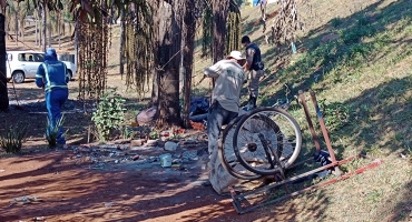 Patos de Minas - Após demolição de imóvel abandonado andarilhos e dependentes químicos percorrem as ruas da cidade sem destino Patos de Minas - Após demolição de imóvel abandonado andarilhos e dependentes químicos percorrem as ruas da cidade sem destino