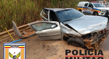 Veículos de Lagoa Formosa se envolvem em grave acidente na BR-354 Veículos de Lagoa Formosa se envolvem em grave acidente na BR-354
