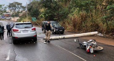 Motorista colide contra posto de iluminação pública e provoca acidente envolvendo vários veículos em Patos de Minas Motorista colide contra posto de iluminação pública e provoca acidente envolvendo vários veículos em Patos de Minas