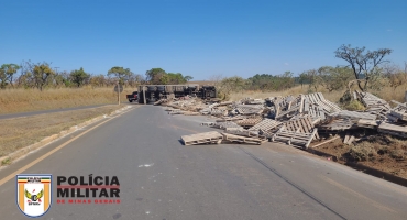 Motorista de caminhão carregado com paletes fica ferido pós veículo tombar no trevo de Rio Paranaíba Motorista de caminhão carregado com paletes fica ferido pós veículo tombar no trevo de Rio Paranaíba