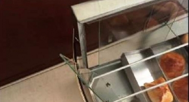 Homem é preso após negar a pagar conta de 8,50 , quebrar estufa e ameaçar dono de padaria Homem é preso após negar a pagar conta de 8,50 , quebrar estufa e ameaçar dono de padaria