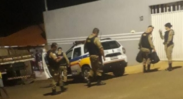 homem é atingido por bala perdida no Bairro Jardim Quebec, em Patos de Minas homem é atingido por bala perdida no Bairro Jardim Quebec, em Patos de Minas