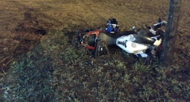 Motociclista fica ferido após colidir contra árvore na avenida Marabá em Patos de Minas Motociclista fica ferido após colidir contra árvore na avenida Marabá em Patos de Minas