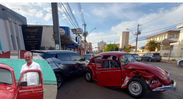 Vítima de acidente entre dois carros na rua Major Gote em Patos de Minas morre no hospital 