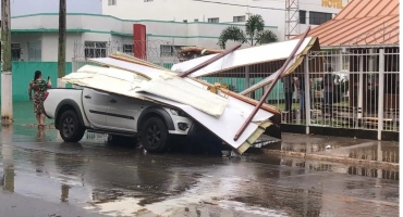 Temporal com vendaval atinge Patos de Minas e provoca vários estragos 