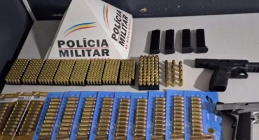 Patos de Minas - Homem entrega armas e 534 munições, após confusão entre parentes de casal que se separou recentemente Patos de Minas - Homem entrega armas e 534 munições, após confusão entre parentes de casal que se separou recentemente