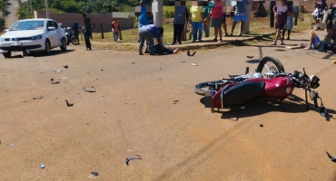 Motociclista desobedece ordem de parada da polícia, provoca acidente e tem fratura exposta na perna Motociclista desobedece ordem de parada da polícia, provoca acidente e tem fratura exposta na perna