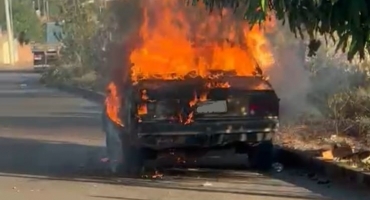 Presidente Olegário - Mulher coloca fogo em carro de companheiro após briga Presidente Olegário - Mulher coloca fogo em carro de companheiro após briga