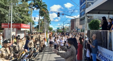 Desfile cívico-militar e estudantil em comemoração ao Dia da Independência do Brasil em Patos de Minas