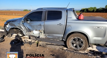 Motorista cochila ao volante e provoca acidente na BR 146; três pessoas ficaram feridas Motorista cochila ao volante e provoca acidente na BR 146; três pessoas ficaram feridas