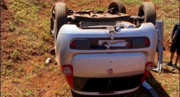 Lagoa Formosa - Motorista perde controle direcional e capota automóvel na estrada de limeira Lagoa Formosa - Motorista perde controle direcional e capota automóvel na estrada de limeira