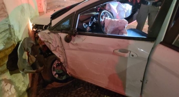 Motorista cochila, perde controle direcional e bate carro em poste e paredes em Patos de Minas Motorista cochila, perde controle direcional e bate carro em poste e paredes em Patos de Minas