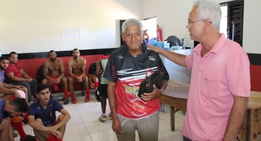 Santa Cruz de Lagoa Formosa homenageia torcedor símbolo do clube 