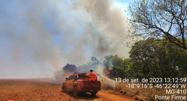 Incêndio em fazenda no município de Presidente Olegário já queimou mais de 200 hectares de matas, pastagens e palhadas Incêndio em fazenda no município de Presidente Olegário já queimou mais de 200 hectares de matas, pastagens e palhadas