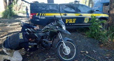 Patos de Minas - Motocicleta furtada é localizado em bagageiro de ônibus durante abordagem na BR-365 Patos de Minas - Motocicleta furtada é localizado em bagageiro de ônibus durante abordagem na BR-365