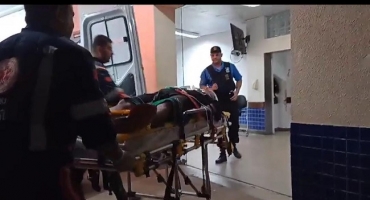 Jovem de 20 anos é socorrido pelo SAMU após ser baleado no Bairro Vila Garcia em Patos de Minas Jovem de 20 anos é socorrido pelo SAMU após ser baleado no Bairro Vila Garcia em Patos de Minas