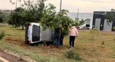 Patos de Minas - Condutora perde controle direcional e tomba veículo em rotatória na avenida Fátima Porto Patos de Minas - Condutora perde controle direcional e tomba veículo em rotatória na avenida Fátima Porto