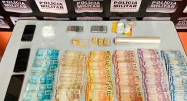 Coromandel - Em operação policial, quatro pessoas são presas e drogas são apreendidas Coromandel - Em operação policial, quatro pessoas são presas e drogas são apreendidas